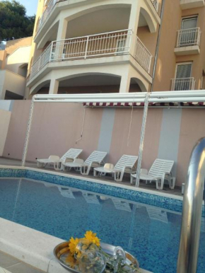 Moderne Ferienwohnung in Mimice mit gemeinsamem Pool, Grill und Terrasse und Meerblick